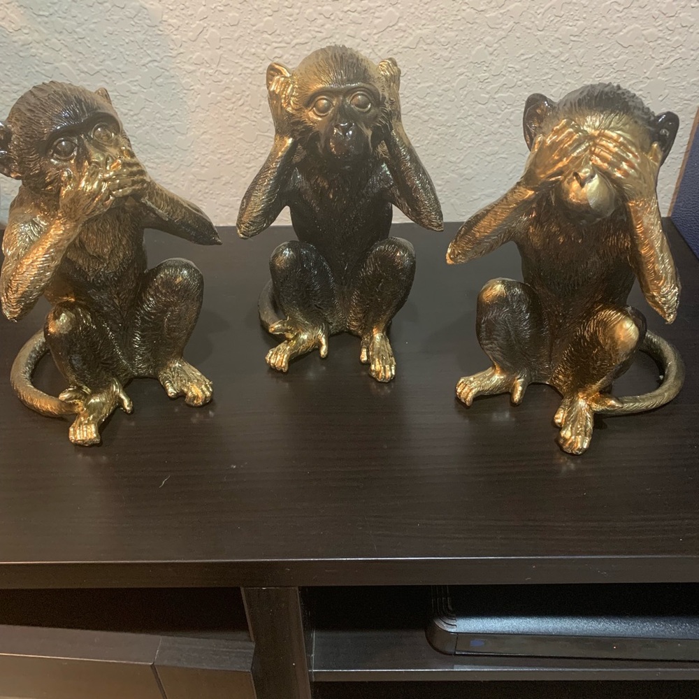 Three monkeys set .